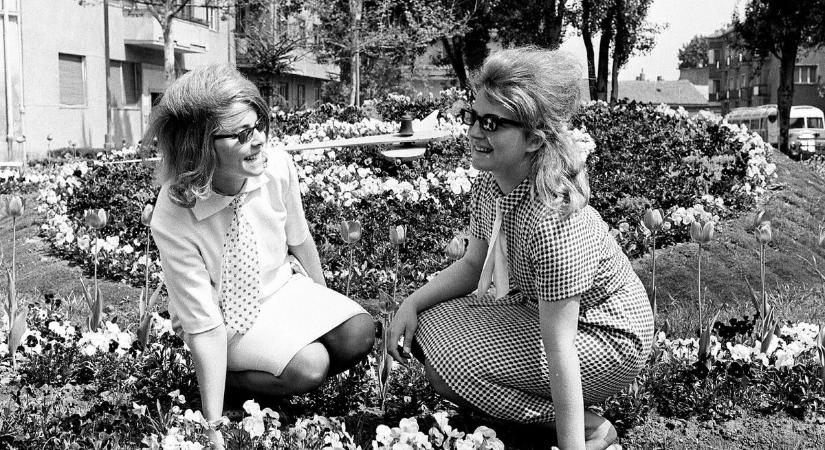 Hölgyek a virágóránál: így köszöntötték a nőket a múlt században (galéria)