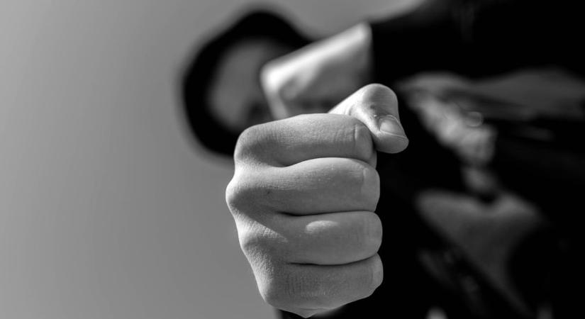 Eszméletlenre verte ismerősét és még egy szélvédőbe is belekötött