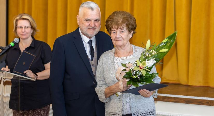 45 éve a mozgáskorlátozottakért: alapító tagokat is díjaztak Tatabányán