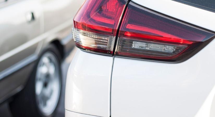 Hivatalos: új kötelező felszerelést írt elő az EU az autókba – júliustól jön a váltás