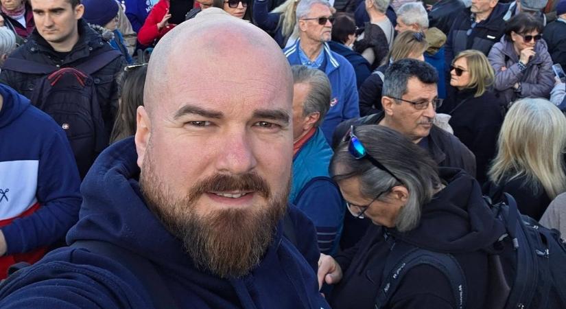 Az ismert influenszer nem kertelt: "Nem kérünk Brüsszelből és a háborúpárti Tisza pártból!"