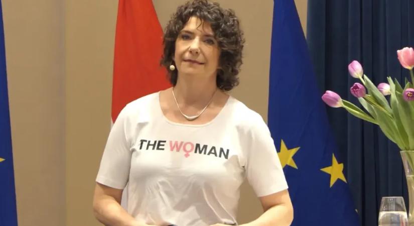 Dobrev Klára The Woman pólóval üzent Magyarnak a nőnapon