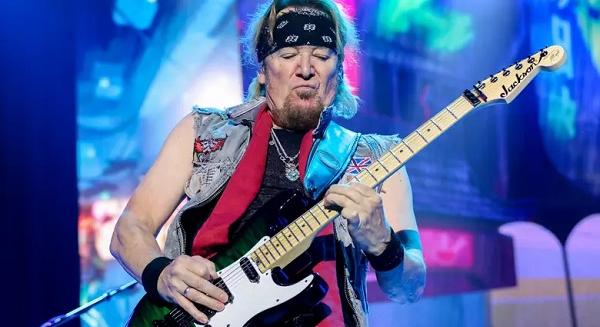Adrian Smith: "nevetséges, ha egy zenekar azért mondja le a koncertjeit, mert elvesztek a laptopjaik"
