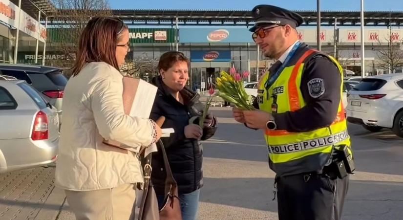 Nemes gesztus: így köszöntik a Veszprém vármegyei rendőrök a hölgyeket nőnapon (videó)