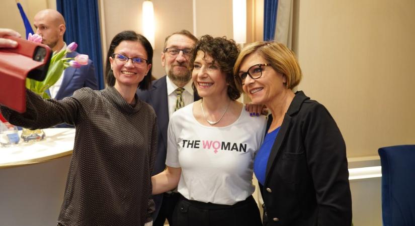 Dobrev Klára The Woman feliratú pólóval üzent Magyar Péternek nőnapon