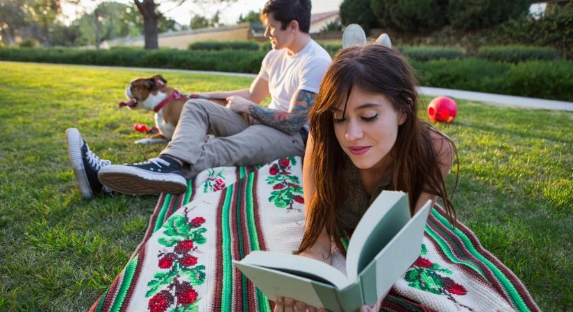 Virág mellé ezeket a felszabadító erejű könyveket is adhatjuk nőnapra