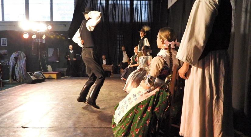 Taroltak az egri fiatalok a rangos néptáncversenyen