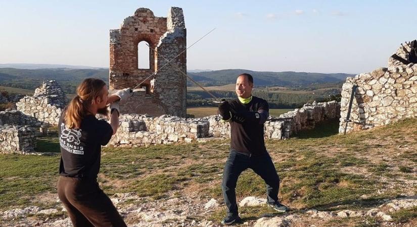 Lovagi bemutatót tartanak éjszaka a bakonyi várban