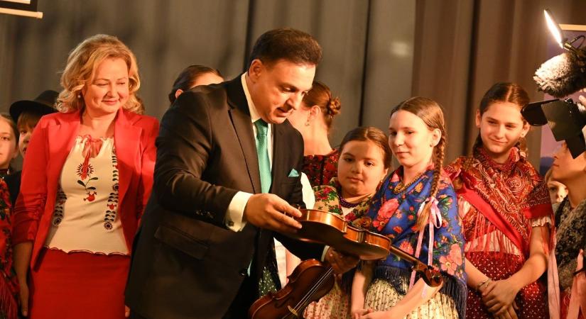 Ilyen volt Mága Zoltán koncertje Vásárosnaményban, kárpátaljai tehetségekért szólt a muzsika (fotók)