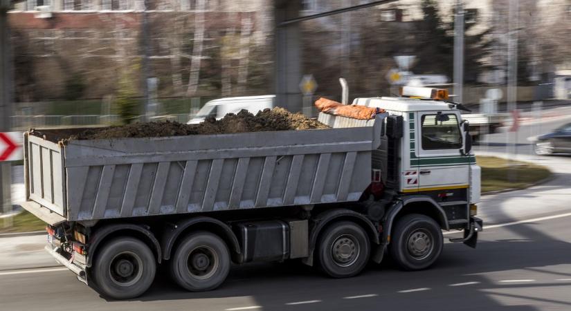 Videón a botrányos szállítás: teherautó nehezítette a közlekedést