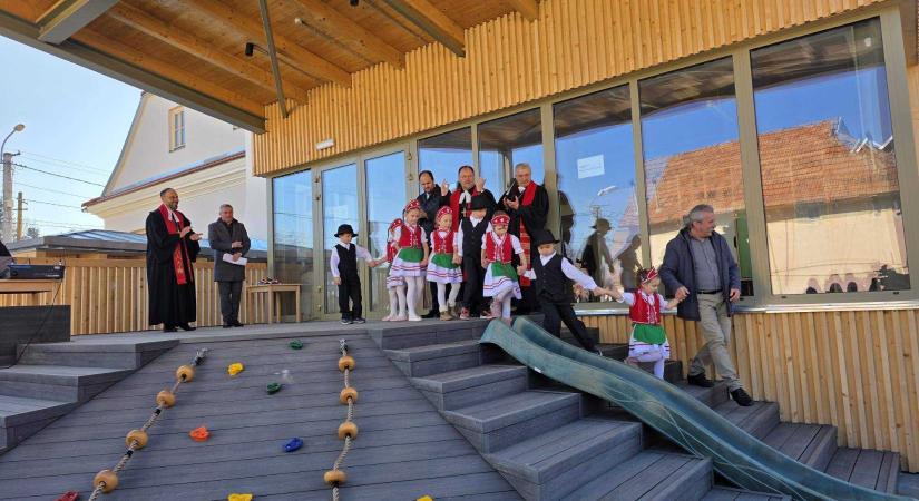 Új magyar óvodát és oktatási központot adtak át Fogarason