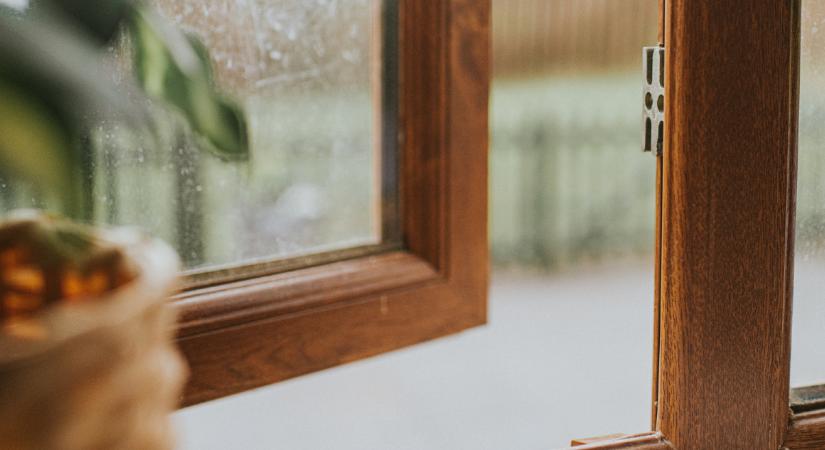 A szülők rémálma: kiesett egy kisfiú az ablakon – sok mindent tehetünk a balesetek elkerüléséért