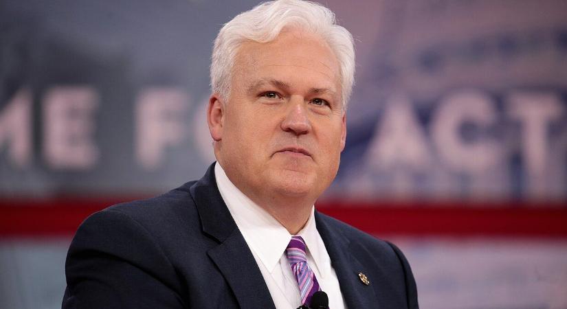 Orbán barátja azt sugallta, hogy inkább halottak legyenek az iráni diáklányok, mint burkában