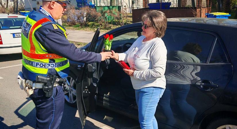 Virággal kedveskedtek a hajdú-bihari rendőrök