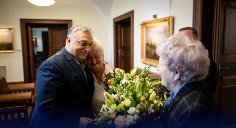 Orbán Viktor köszöntötte nőnap alkalmából a két idős aktivistát, akikre rátámadt egy ellenzéki férfi -VIDEÓ
