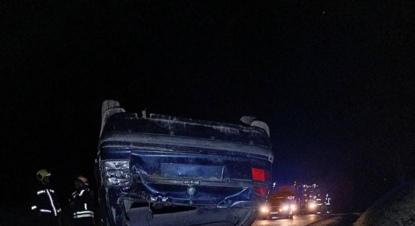 Fejtetőn landolt egy autó Karádnál, a sofőr a becsapódáskor kirepült a járműből - fotó