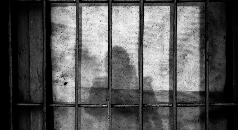 Rejtélyes halál a rácsok mögött: álmában fojtotta meg kisfiát a bosszúálló anya, most őt is holtan találták