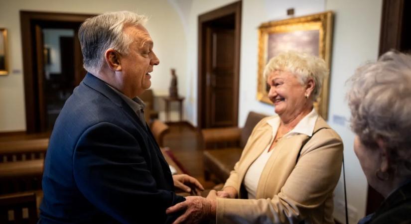 A tiszás kigyúrt aktivista által zaklatott idős hölgyeket köszöntötte Orbán Viktor nőnap alkalmából
