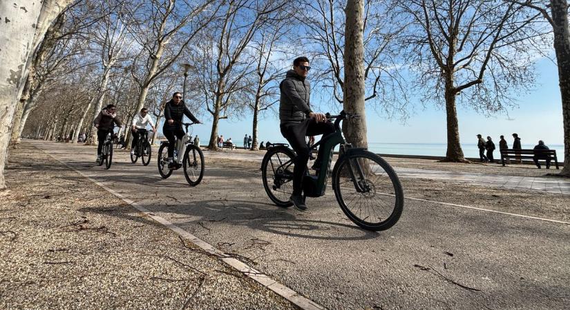 Berobbant a tavasz, sokan a Balatonnál töltötték a napos hétvégét (képgaléria)