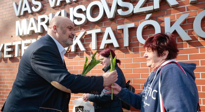 Száz tulipánt osztottak ki a kórházban nőnap alkalmából