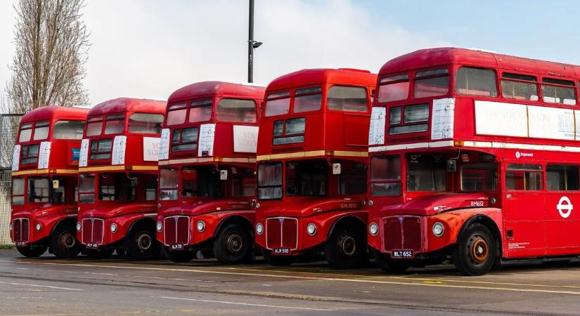 Eladják London ikonikus piros buszait: véget ér egy korszak – galéria