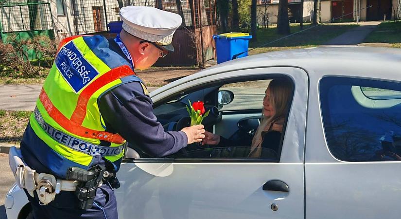 Szonda helyett virág: így kedveskedtek a női sofőröknek a hajdú-bihari rendőrök