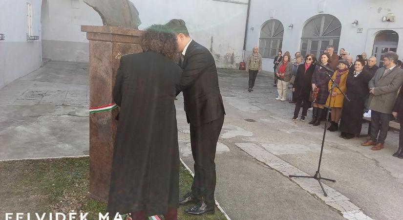 Március Esterházy János hónapja