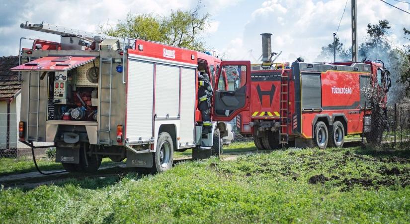 Kigyulladt egy családi ház garázsa Hajdú-Biharban, mentő is érkezett a helyszínre!