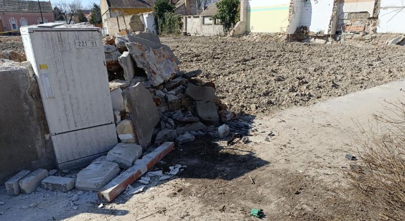 Kis híján tragikus ütközés – a baleset nyomai, az autó alkatrészei szanaszét (galériával)