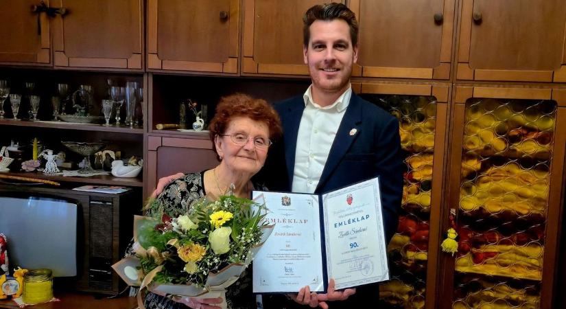 90 éves lett a hajdúdorogi Erzsike néni - a polgármester is felköszöntötte