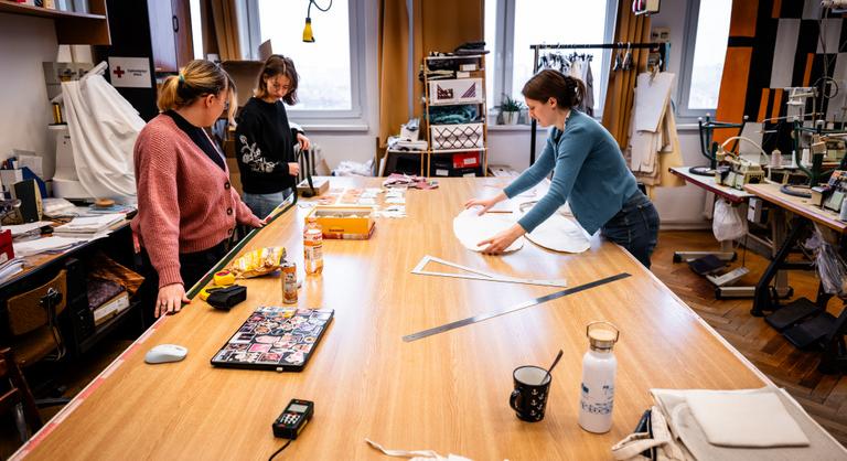 Mindenki beleteszi a mosógépbe, de nem is gondolnánk, milyen károkat okozunk vele