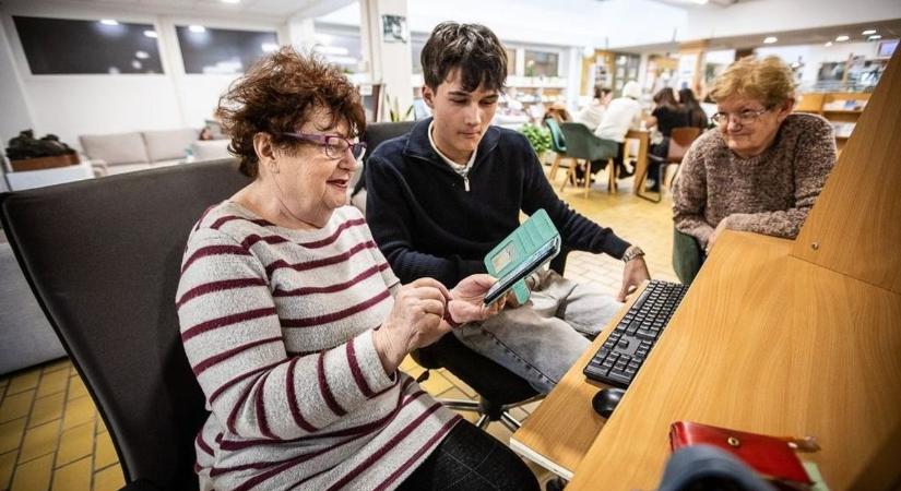 Digitális híd a generációk között: fiatalok tanítják az időseket