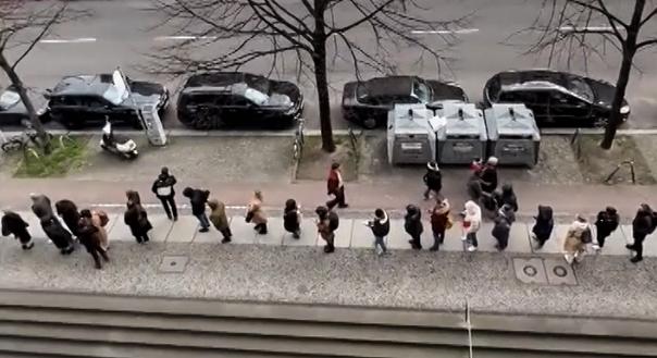 Száz méteres sorok lakásnézésnél – alig van már megfizethető albérlet Berlinben