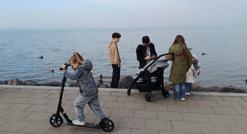 Megmozdult a Balaton – tömegek sétáltak Siófokon a jó időben