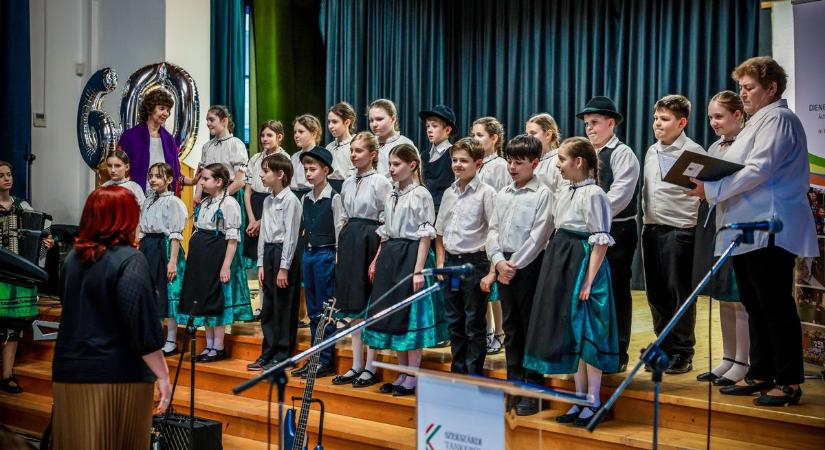 Generációk találkoztak Szekszárdon: hatvanéves a Dienes iskola (galéria)