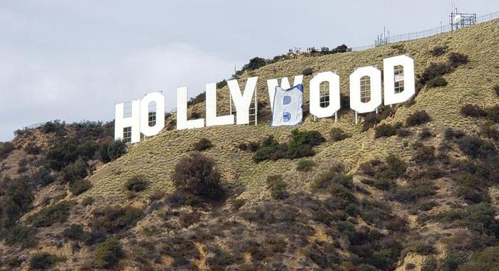 Hollyboobra írta át a Hollywood feliratot egy valóságshow-szereplő Los Angelesben