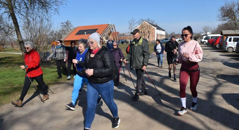 Ősember és katicabogár is futott a karcagi erdőben: virággal köszöntötték a hölgyeket – galériával