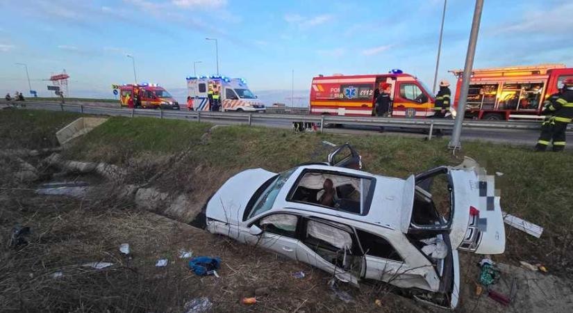 Baleset Szatmárnémeti közelében: egy férfi meghalt, öt ember megsérült