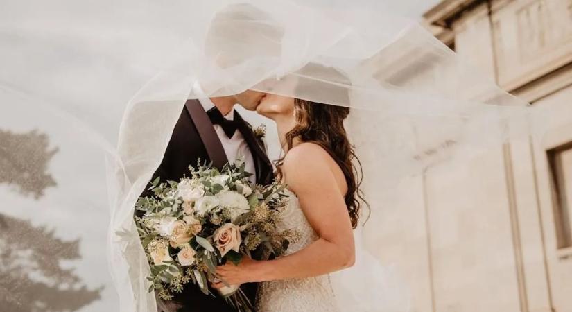 Brutális összegek röpködnek az esküvőkön: ennyi pénzt illik adni nászajándékba