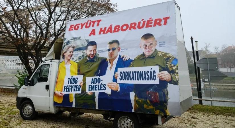 Nem fogja elhinni, milyen autóval járnak a tiszások plakátot rakni – fotó