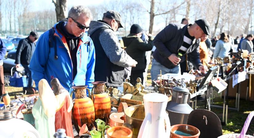 Ennyit ér ma Lenin? Meglepő dolgok kerültek elő a tiszafüredi zsibvásáron – galériával, videóval