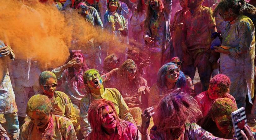 Milliók ünnepeltek Indiában a világ legszínesebb fesztiválján – galéria