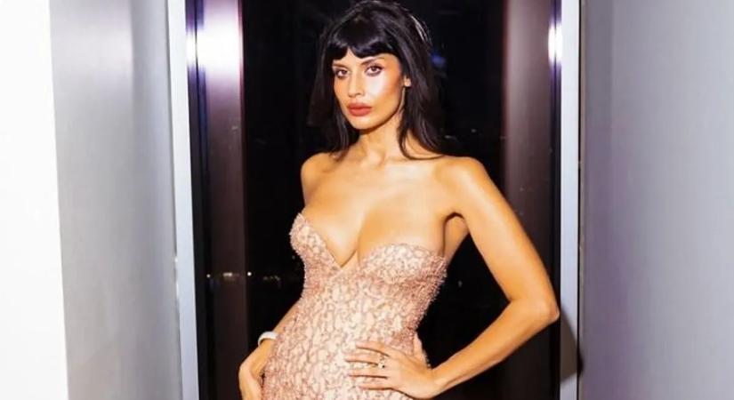 Hosszú lábak, domináns tekintet – az egzotikus szépségű Jameela Jamil keményen villant