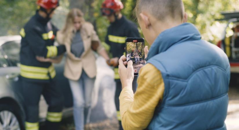 A sérült alsónadrágban állt az utcán, a szomszéd inkább videózott – vádat emeltek