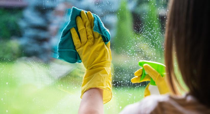 Így mosd az ablakot: csíkmentes lehet egy egyszerű praktikával
