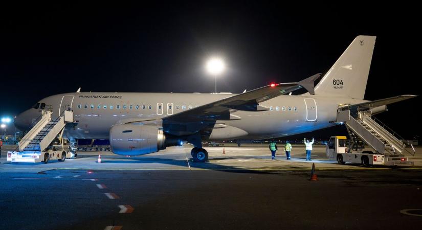 Hetvenhat magyar érkezett haza Rijádból az újabb mentesítő járattal