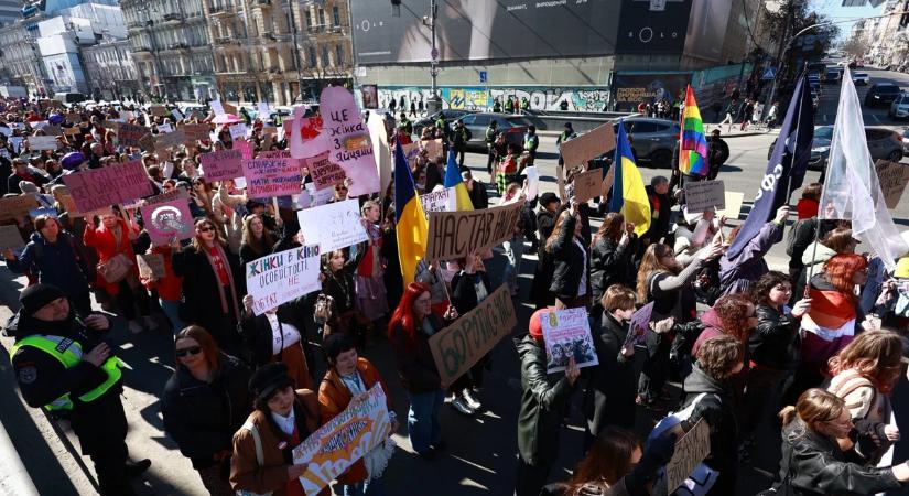 Több ezer nő vonult a nőnapon Kijev központjában egyenjogúságot követelve