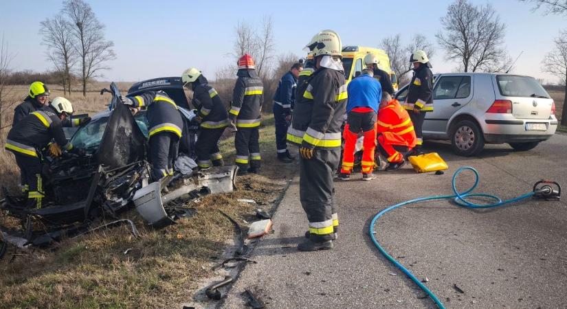 Feszítővágóval szabadították ki a sofőrt, több embert is kórházba szállítottak