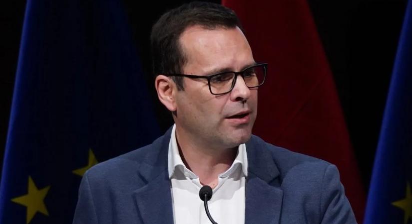 Videók buktatják le a tetteseket: Feljelentéseket tett a Demokratikus Koalíció a plakátlopások miatt