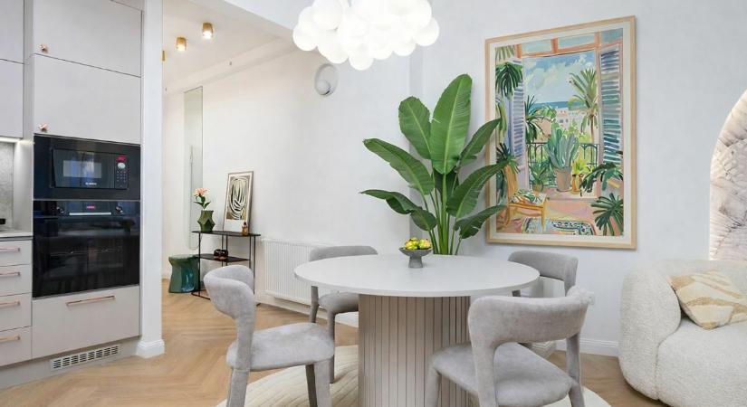 78 m2-es felújított budai háromszobás lakás pasztell színekkel és izgalmas modern lakberendezéssel